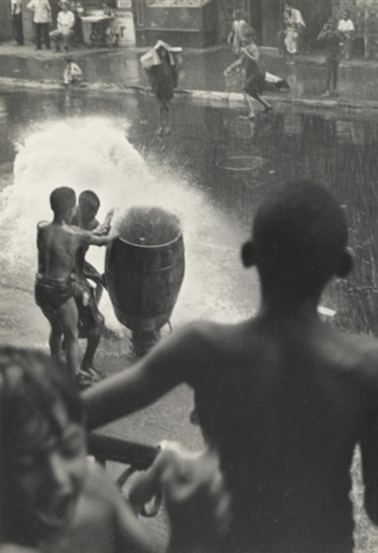 Untitled / Сhildren playing at hydrants (Без названия / Дети, играющие у гидранта), 1940