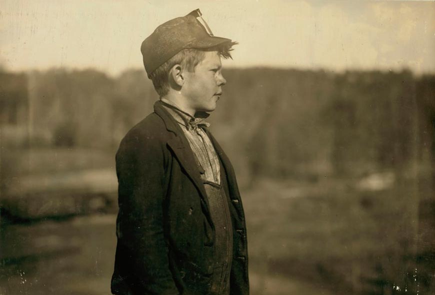 Dave, a young pusher, moving trams and coal (Дейв, юный толкатель, толкает вагонетки с углем), 1910