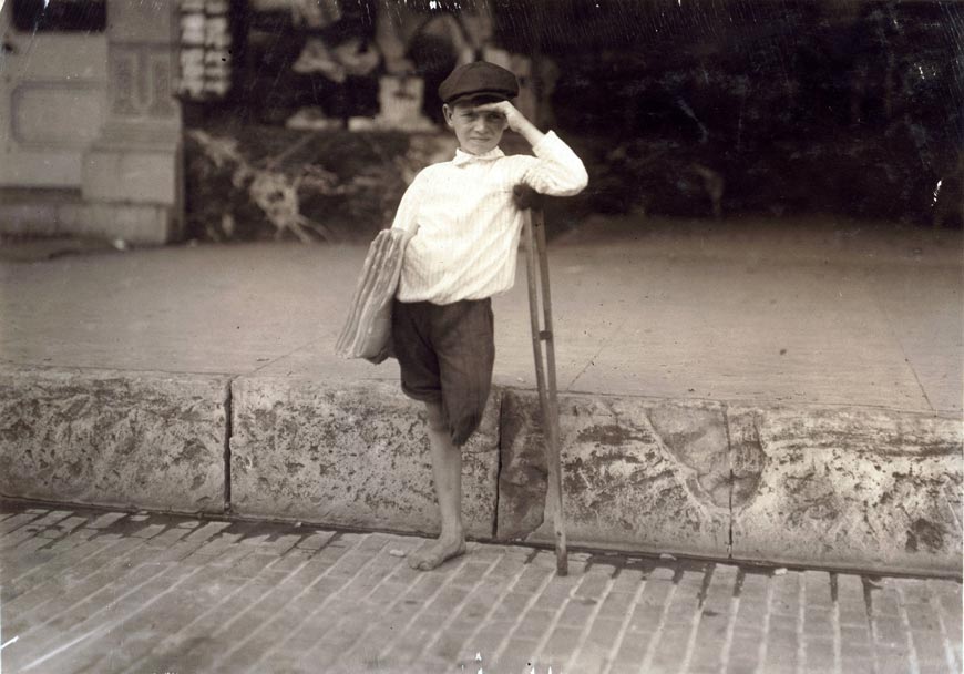 Albert Schafer (8) with one leg who was delivering newspapers (Альберт Шафер (8), с одной ногой, доставляет газеты), October 1913 