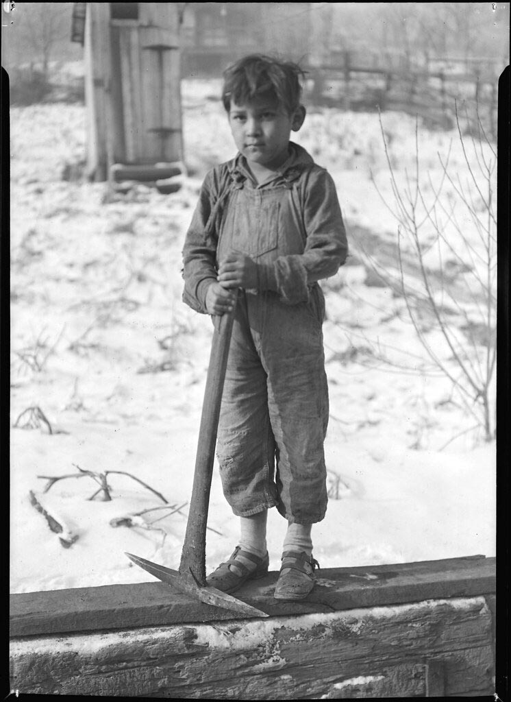 Miner's child digging coal from mine refuse / Mexican (Шахтерский ребенок выкапывает уголь из шахтного мусора / мексиканец), 1936