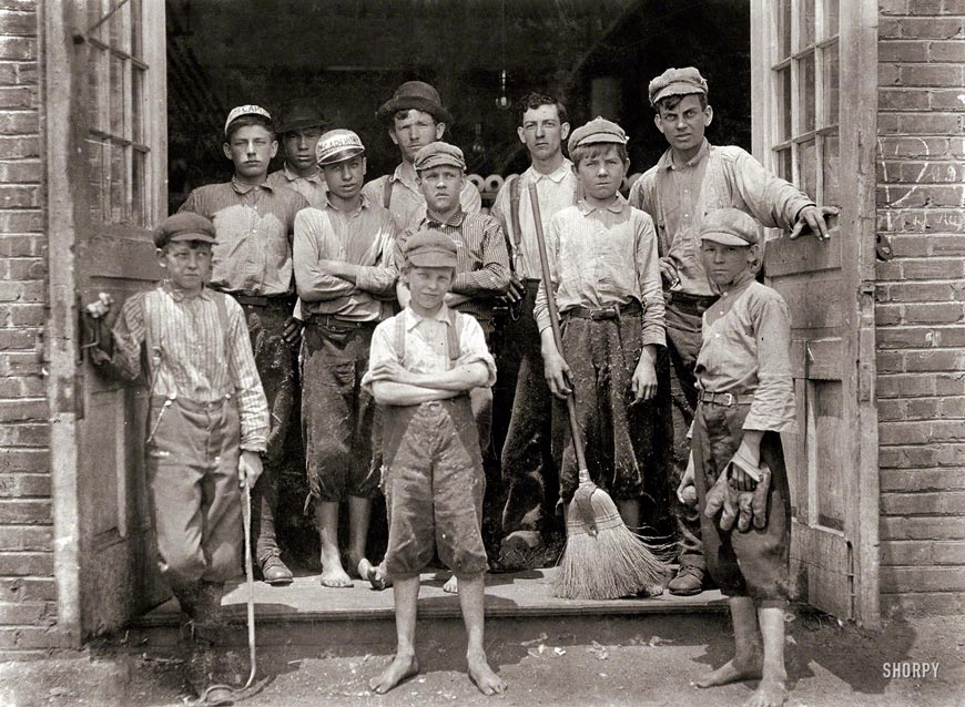 Some of the boys working in the Saxon Mill (Некоторые из мальчиков, работающих на Саксон-Милл), May 1912