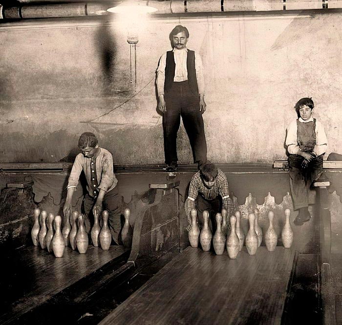 Pinboys in a Subway bowling alley (Пинбои в боулинг-клубе метро), 1910