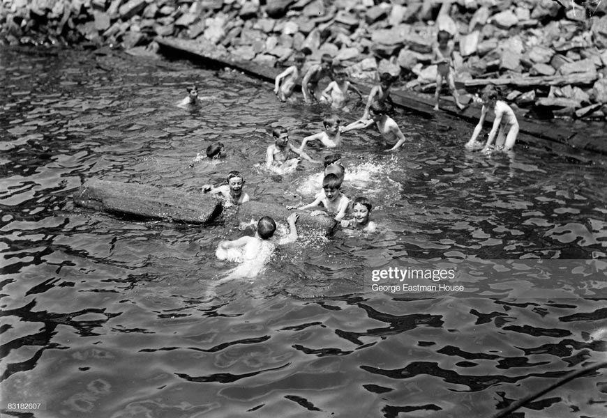 A group of boys cool off by swimming Harlem River (Группа мальчиков освежается, купаясь в реке Гарлем), 1920s