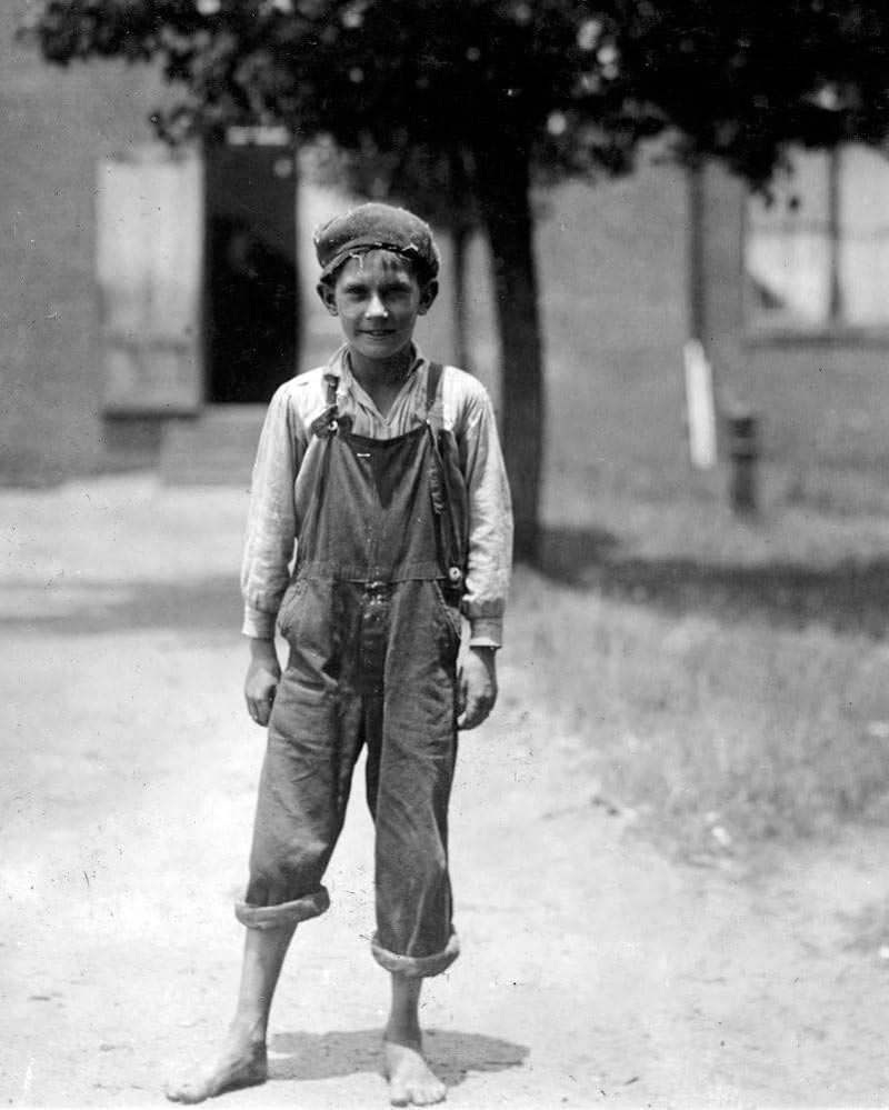 Johnnie Beam, one of the young workers in the Pelzer Mfg. Co. (Джонни Бим, один из молодых рабочих компании Pelzer Mfg. Co.), May 1912