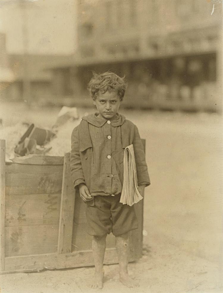 One of America's youngest newsboys. 4 years old and regular seller (Один из самых юных газетчиков Америки: 4 года, постоянный продавец), 1913