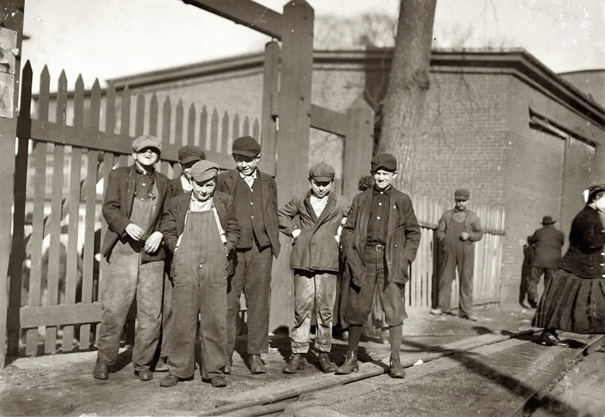 Group of workers in Dwight Manufacturing Co. (Группа рабочих Дуайт Мануфактуринг Ко.), November 1911