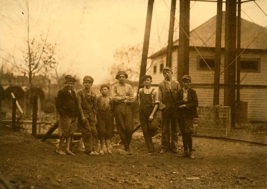 Noon hour at Avondale Mills (Перерыв на фабрике Эвондейл Миллс), c.1910