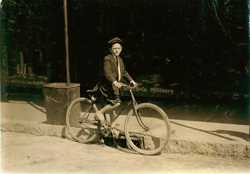 A 10 year old delivery boy for a small department store (10-ти летний курьер маленького универмага), 1914