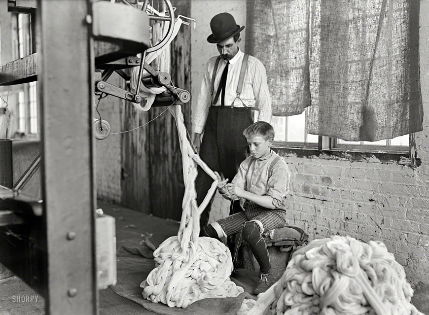 Boy at warping machine (Мальчик за скручивающим механизмом), December 1908