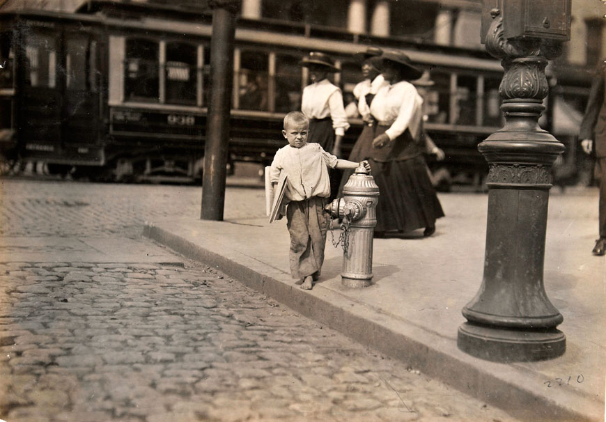 Boy selling newspaper in the streets (Мальчик, продающий газеты на улицах), 1909