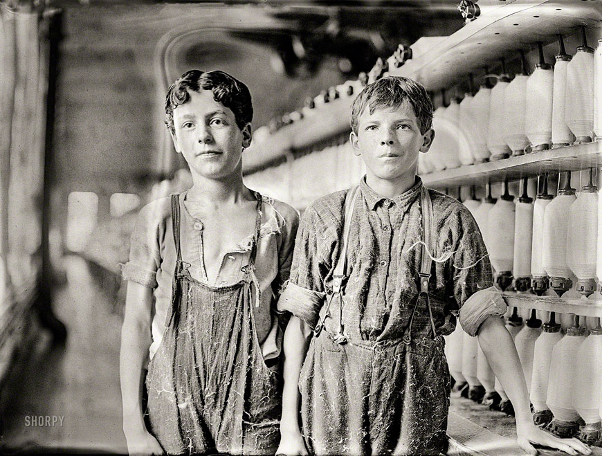 Leopold Daigneau and Arsene Lussier, 'back-roping boys' in mule-spinning room (Леопольд Дайно и Арсен Люсье, «намотчики» в мюль-прядильном цехе), May 1909