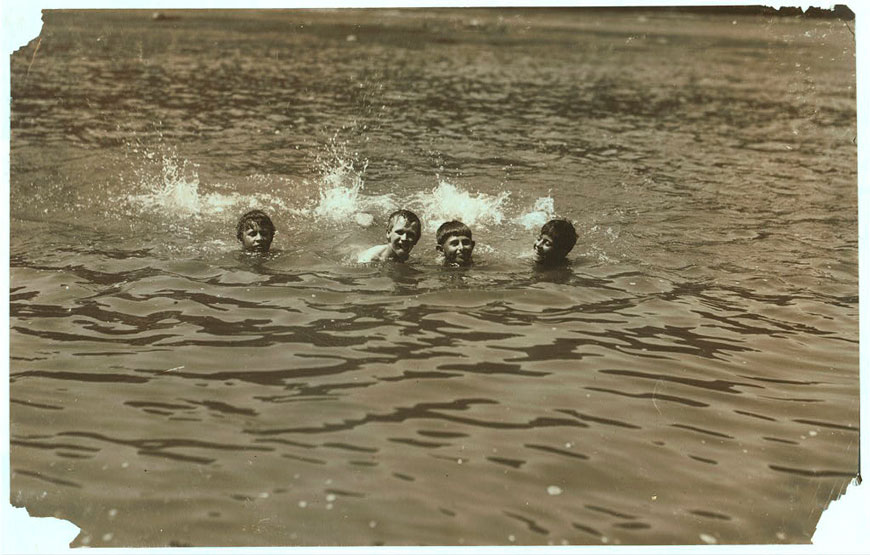 A Sunday Swim. Mill boys recreation (Воскресный заплыв. Отдых фабричных ребят), 1911