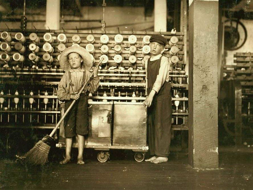 Ronald Webb, 12-year-old Doffer Boy, Frank Robinson, 7-year-old Sweeper (Рональд Вебб, 12 лет, доффер, и Френк Робинсон, 7 лет, подметальщик), May 1911