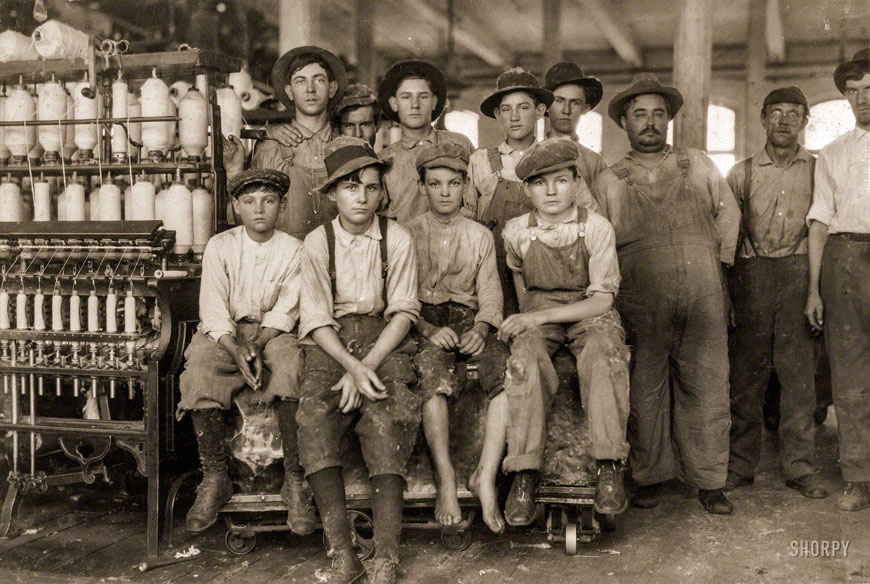 Some of the younger boys working in Brazos Valley Cotton Mills (Несколько мальчиков, работающих на хлопкоперерабатывающем заводе), November 1913