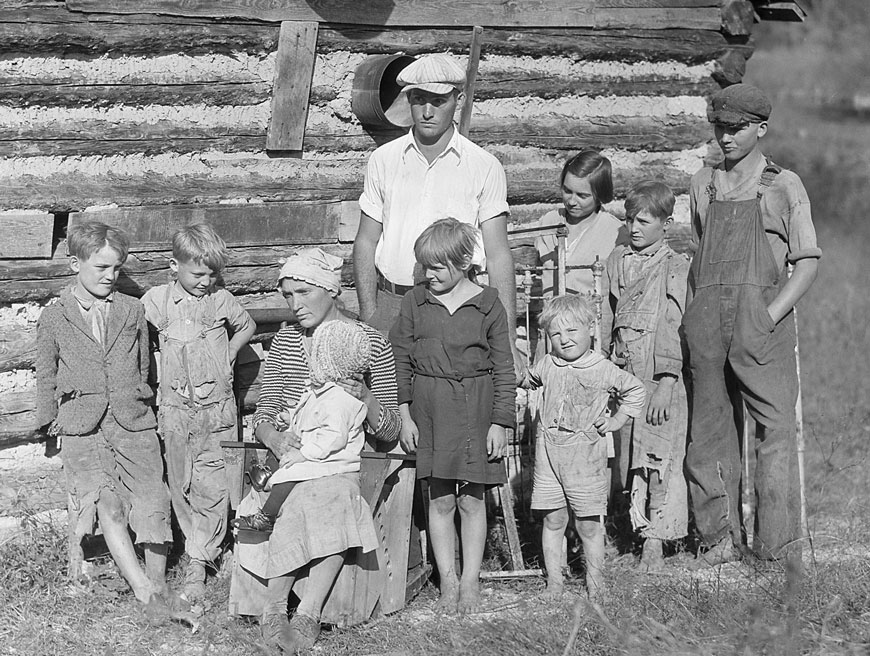 Part of the family of Hugh Noe, a renter on a farm (Часть семьи Хью Ноу, арендующего ферму), October 1933