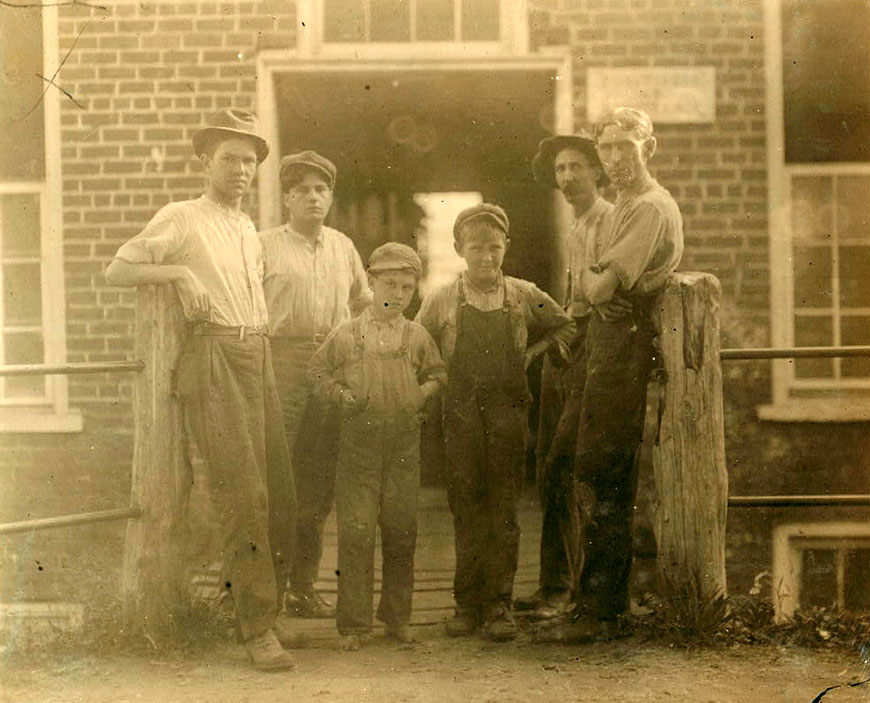 One of the youngest boys I found working in the Naomi Mill apparently 10 yrs old (Одному из самых юных мальчиков, обнаруженных на фабрике Найоми - видимо, около десяти)