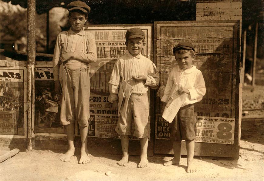 San Antonio newsboys need supervision (Продавцы газет из Сан-Антонио, нуждающиеся в присмотре), 1913