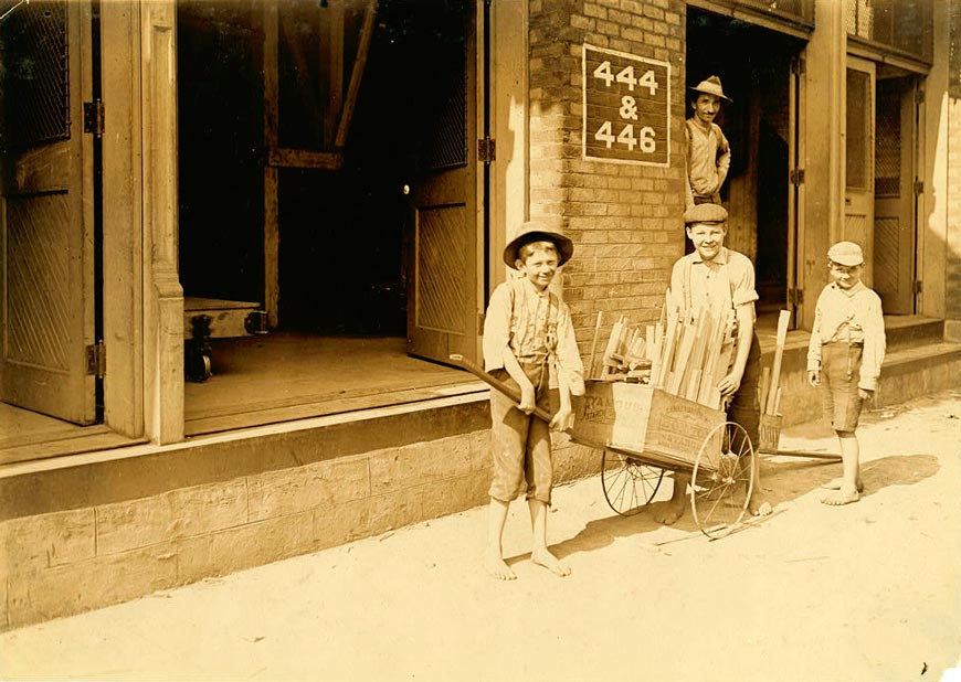 Boys, carrying home firewood from factory (Мальчики, везущие с фабрики домой древесину на растопку), August 1908