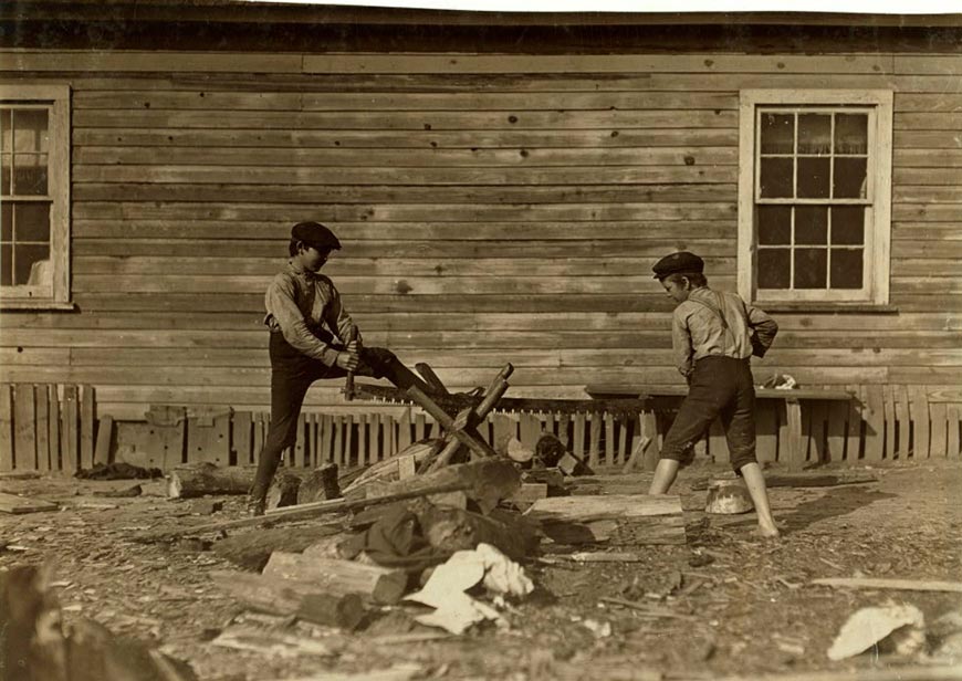 Boys working in Maple Mill (Мальчики, работающие на фабрике Мэйпл Мил), December 1908