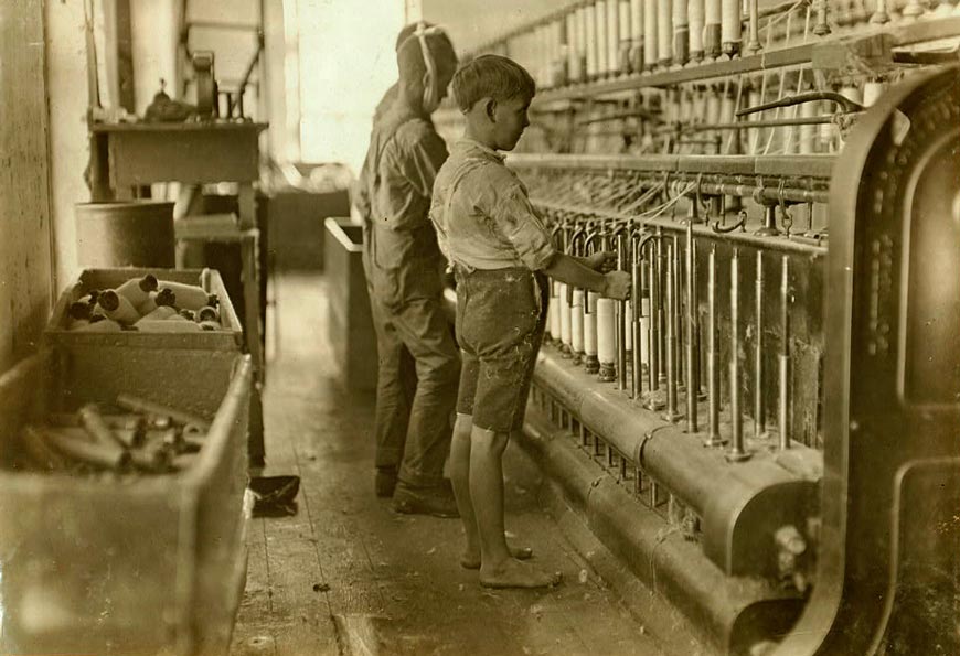 Young Boys Working as Doffers (Мальчик, работающие шпулечниками), c.1908