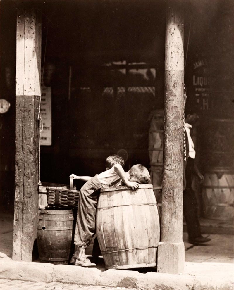 Boy stealing fruit from a barrel (Мальчик, ворующий фрукты из бочки), 1910