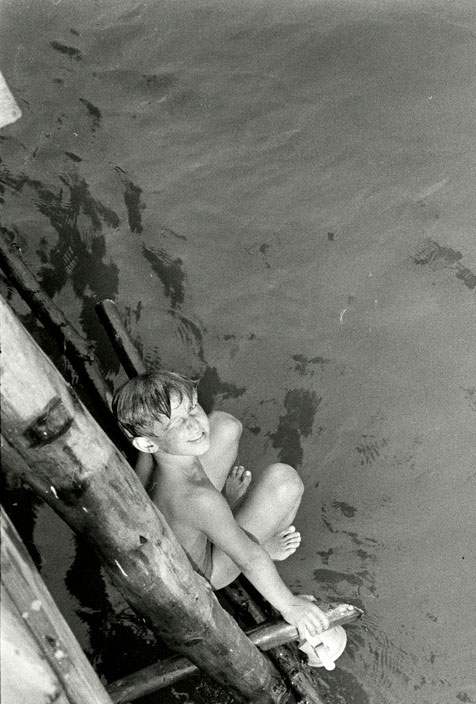 Boys diving for coins (Мальчики, ныряющие за монетами), 1960