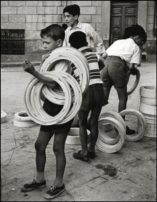 Children playing in the streets (Дети, играющие на улице), 1949