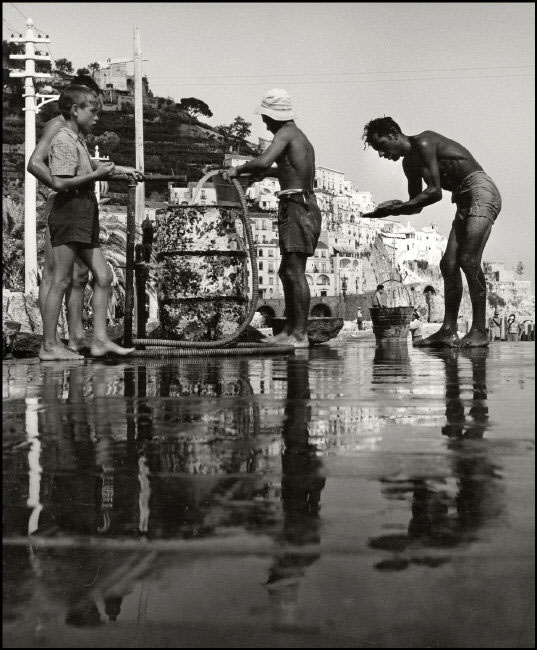 Harbor workers at the Alamalfi Coast are washing themselves (Портовые рабочие моются на берегу Амалфи), 1949