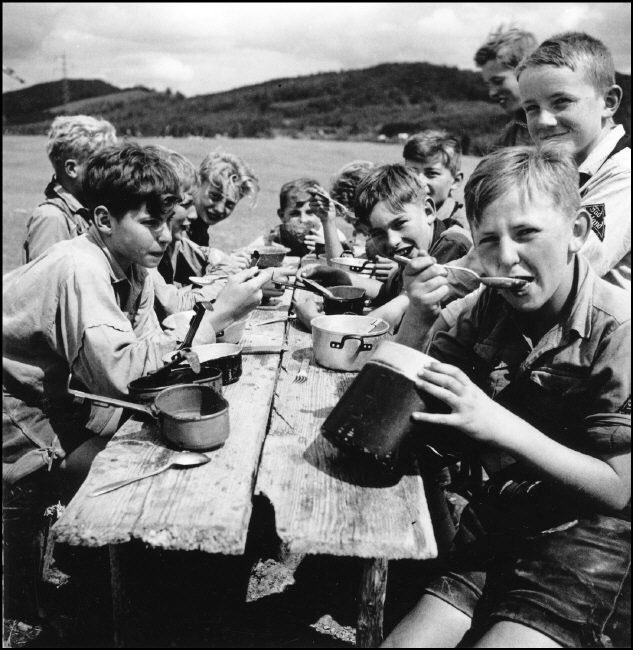 Lunch time. Wandervogel movement in Germany-similar to Boy scouts (Время обеда. Движение Вандерфогель - аналог скаутов), 1933