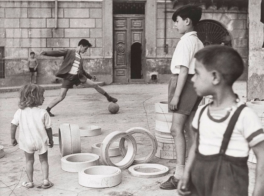 Bambini Giocano in un Vicolo (Дети Джиокано на улице Виколо, Неаполь), 1958 Naples, Italy