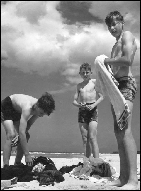 Three friends of the young Herbert List, at the North see (Три друга юного Херберта Листа на Северном море), 1934