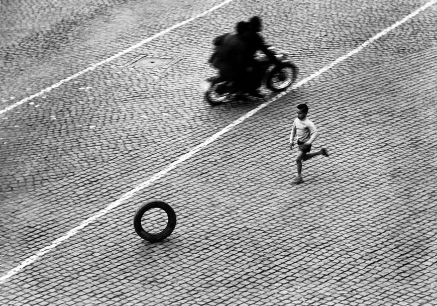 Playing with a Tire (Игра с покрышкой, Рим), 1953 Rome, Italy