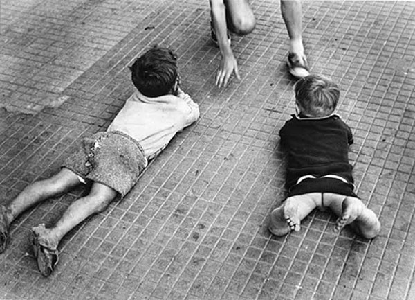 Two Boys on Floor (Два мальчика на мостовой), 1960