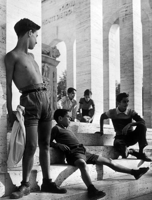 Youths on the steps of the Palazzo della Civilta del Lavoro (Молодёжь на ступеньках Палаццо Цивилта дел Лаворо, Рим), 1951 Rome, Italy