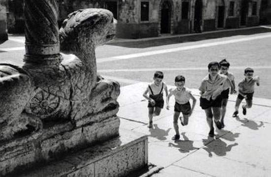 Kinder vor der Kathedrale von Verona (Дети у собора в Вероне, Верона), 1952 Verona, Italy