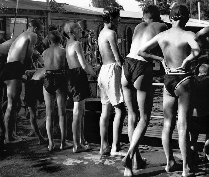 Boys at a public swimming pool (Мальчики в общественном бассейне)