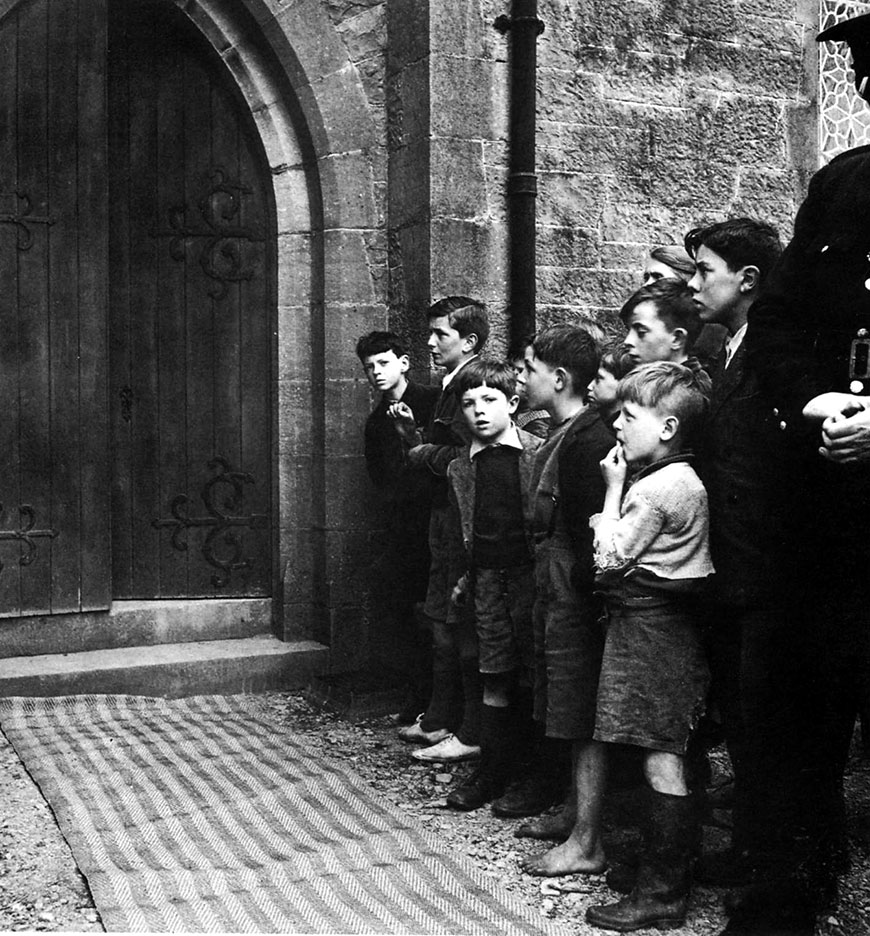 Local children wait outside the church during the wedding of Rachel Fitzgerald and Michael Severne at Castle Glin (Местные дети, ожидающие снаружи церкви во время свадьбы Рэйчел Фицджеральд и Майкла Северне в замке Глайн), 1952