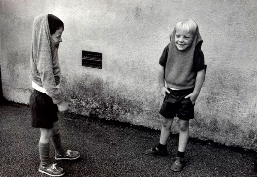 Two Boys at the School Playground (Два мальчика на школьной игровой площадке), 1988