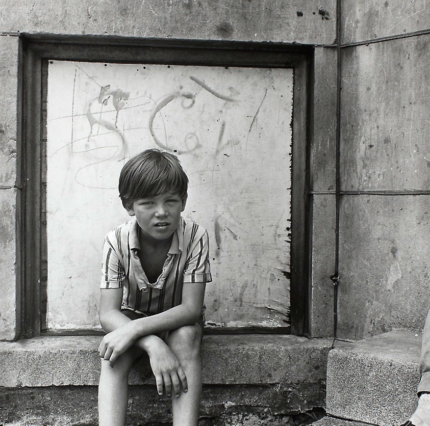 Young boy outside his apartment (Мальчик у своего дома)