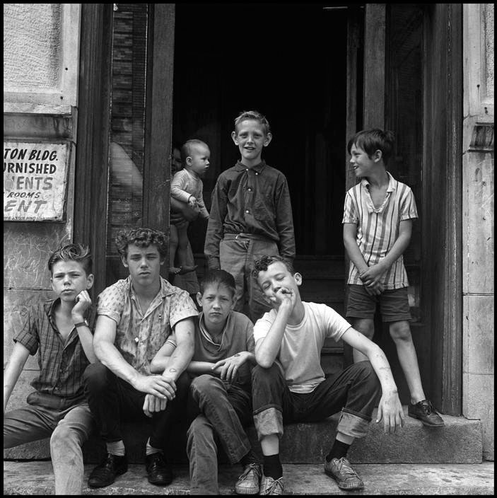 Children at an apartment entrance (Дети у подъезда)