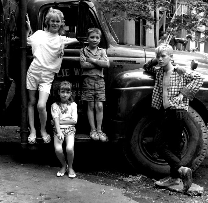 Brothers and sisters by a delivery truck (Братья и сёстры у грузовика)