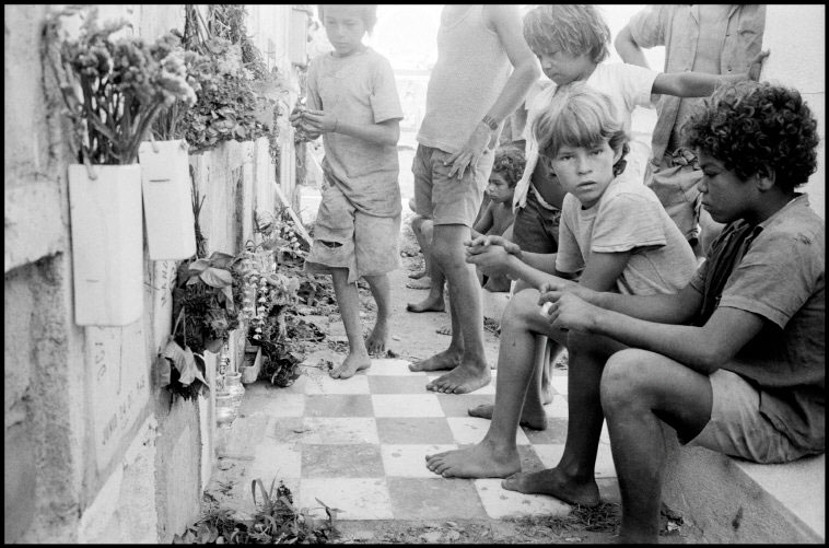 Children in the graveyard (Дети на кладбище), 1972