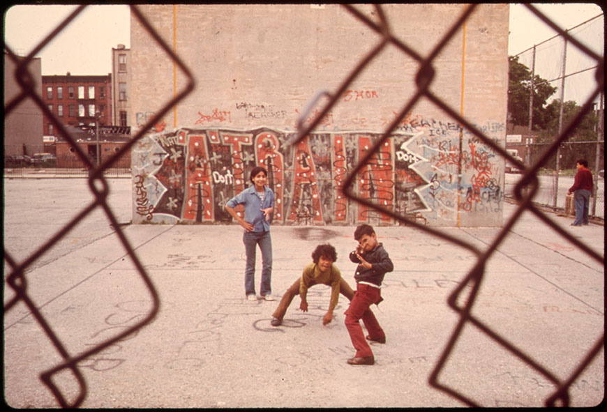 Three Boys and 'A Train' Graffiti (Три мальчика и графити 'Поезд'), 06.1974 