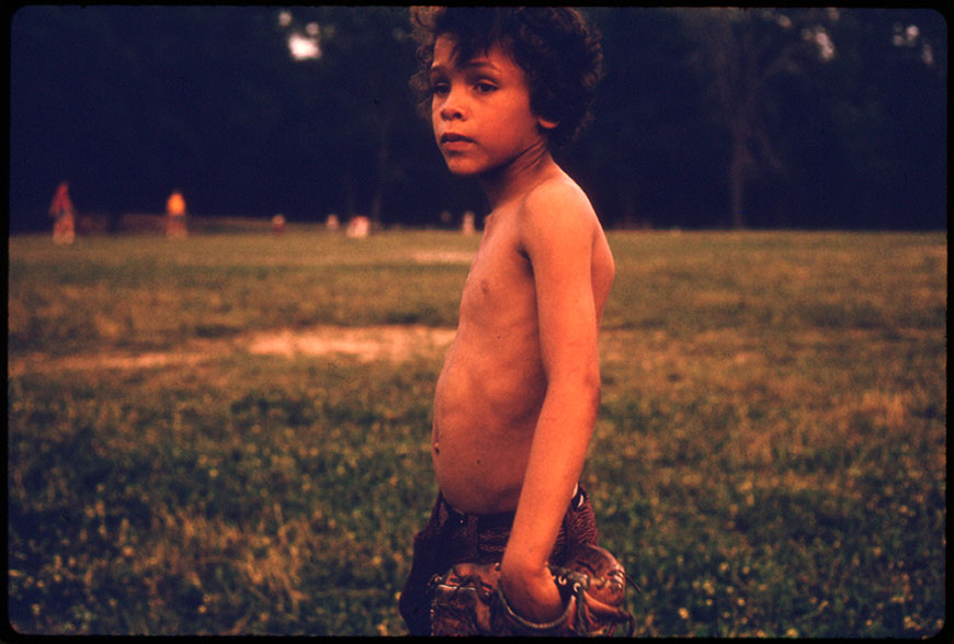 Puerto Rican Boy Playing (Пуэрториканский мальчик, играющий в мяч), 07.1974