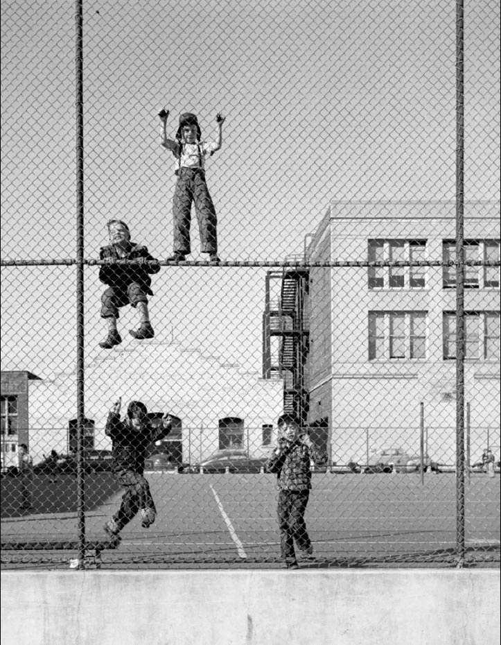 Schoolyard kids on playground fence (Школьники на ограде игровой площадки), 1949