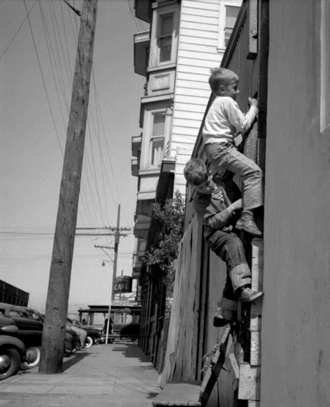 Boys Climbing rain gutter (Мальчишки, карабкающиеся по водостоку), 1954