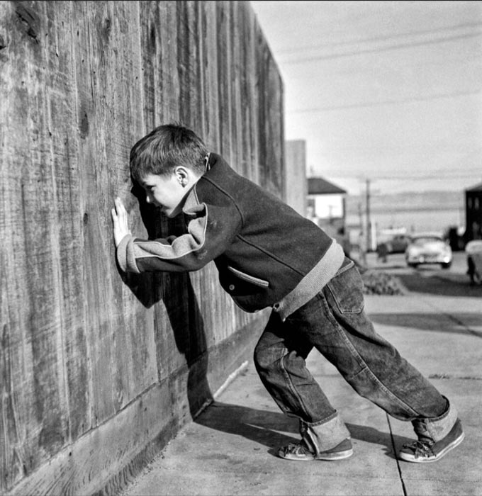 Boy looking through fence peephole (Мальчик заглядывает в дырку ограды), 1956