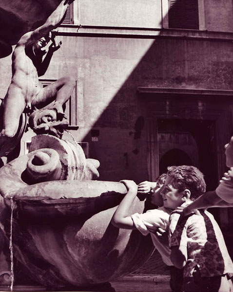 Boys at Roman fountain (Мальчики у Римского фонтана), c.1959