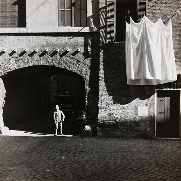 Boy with hanging sheets (Мальчик с вывешенными простынями), 1958