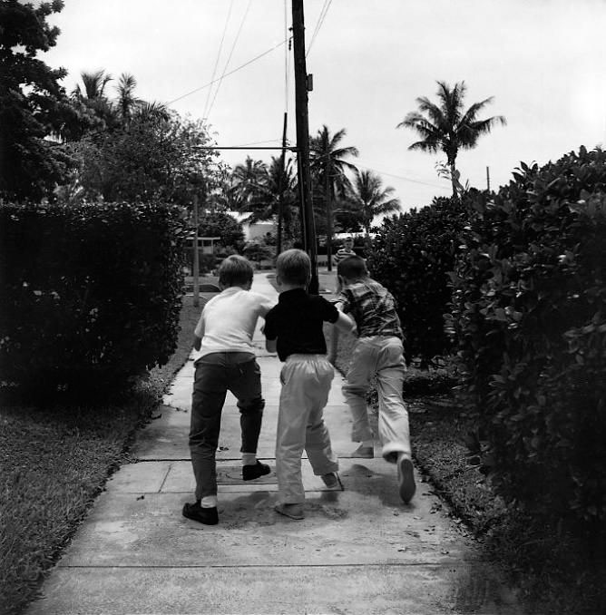 Untitled / Three boys on sidewalk (Без названия / Три мальчика на пешеходной дорожке), March 1964